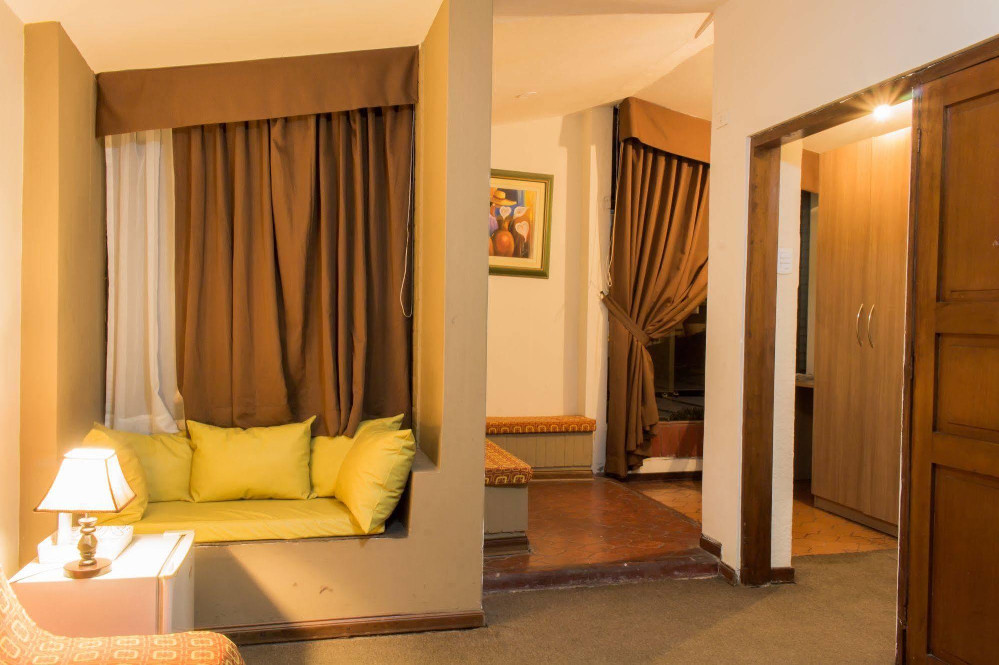 Hotel Country Trujillo Encalada Eksteriør bilde